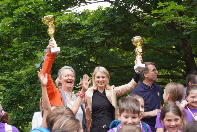 Siegerfreude auch bei Vizebürgermeisterin Elli Mayr und Direktorin Gerlinde Prazeller. | Foto: Alicia Martin Gomez