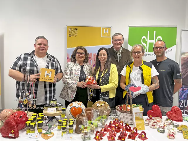 Johannes Dionisio, Elisabeth Scheucher-Pichler, Sabrina Müller, Rudolf Dörflinger mit Mitarbeitenden der Tagesstätte für Menschen mit Behinderung (v.li.) | Foto: Hilfswerk Kärnten