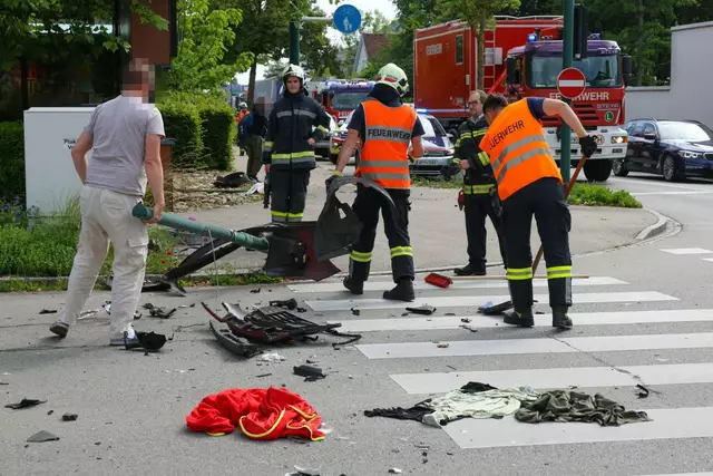 Eine 59-jährige Fußgängerin wurde in Wels-Pernau von einem Auto erfasst, nachdem dieses aufgrund eines Ausweichmanövers von der Straße abgekommen war. | Foto: laumat.at