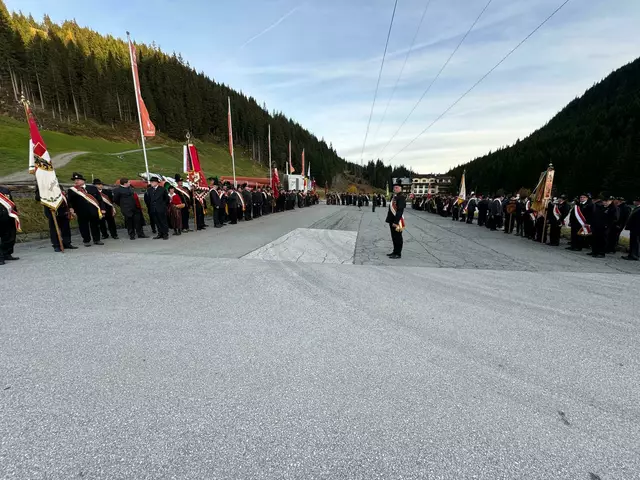 Aufstellung der Vereine zur Jochberg Wald Wallfahrt 2024 | Foto: Kameradschaft Piesendorf/Fanninger