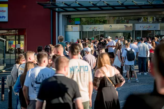 Eine Stunde nach Eröffnung musste man immer noch ein wenig Geduld aufbringen, um auf das Messegelände zu gelangen.