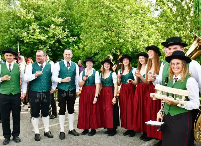 Atzbach begrüsst die Gäste mit einem Stamperl
