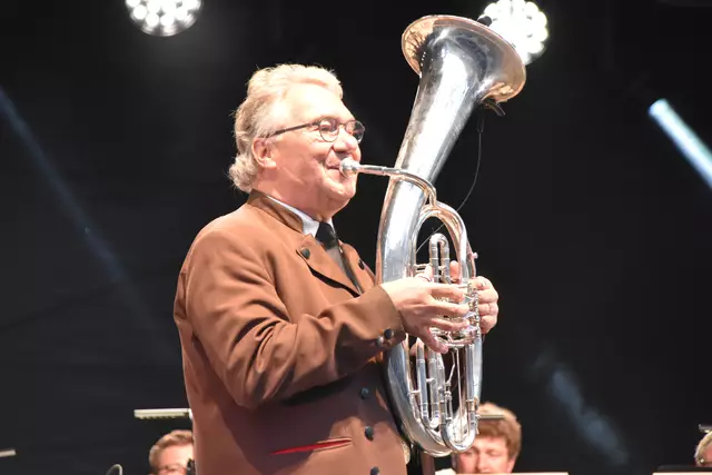 Hutter sagt danke mit Musik, das nicht nur auf dem Tenorhorn.  | Foto: Barbara Fluckinger