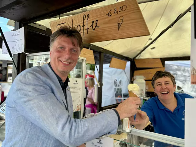 Bürgermneister Franz Göd überzeugt sich bei "Waldviertelpur" von der Eis-Qualität. | Foto: Markus Kahrer