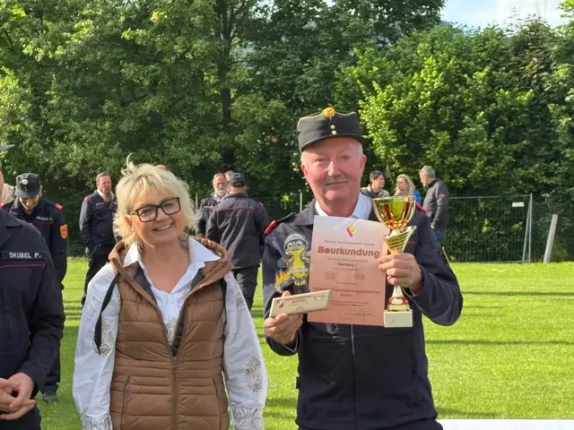 Der Wolfsberger Bezirksfeuerwehrkommandant Wolfgang Weißhaupt nahm Pokal und Urkunde für die Feuerwehrjugend Wolfsberg entgegen – auch Griffens Vizebürgermeisterin Ulrike Sauerschnig gratulierte herzlich.
 | Foto: MeinBezirk.at