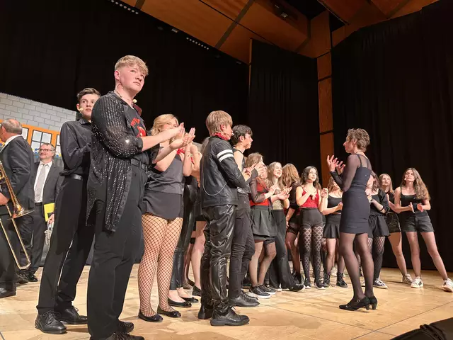 Barbara Graf mit ihren Schülerinnen und Schülern bei der Nachbesprechung ihres Auftritts   | Foto: Lisa Stöckl 