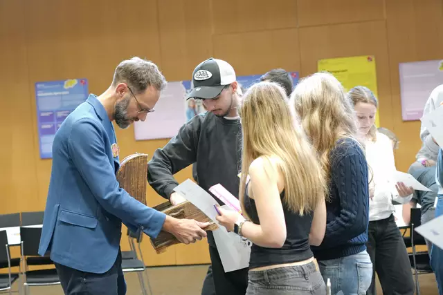 Im Rahmen interaktiver Workshops setzten sich die Jugendlichen mit Kinderrechten und verschiedenen gesellschaftlichen Themen auseinander. | Foto: Land Tirol/Dominik