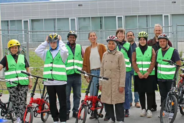  Integrations- und Mobilitätsstadträtin Janine Bex informierte sich vor Ort über die Fortschritte der Teilnehmenden. | Foto: Klimabündnis Tirol