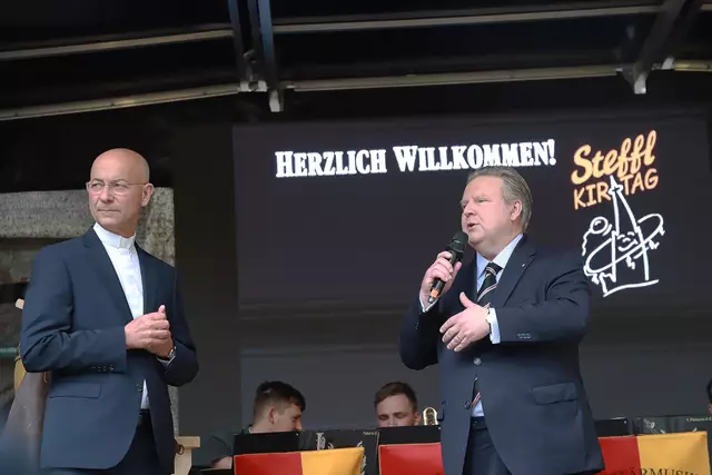 Foto: Dompfarrer Toni Faber und Wiens Bürgermeister Michael Ludwig bei der Eröffnung vom Steffl Kirtag 2025