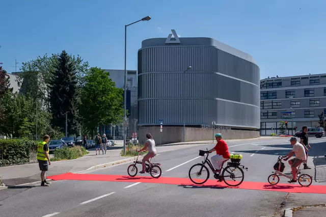 Die Radlobby macht mit dieser Aktion aufmerksam auf fehlende Querungshilfe zum Regierungsviertel | Foto: Reischauer