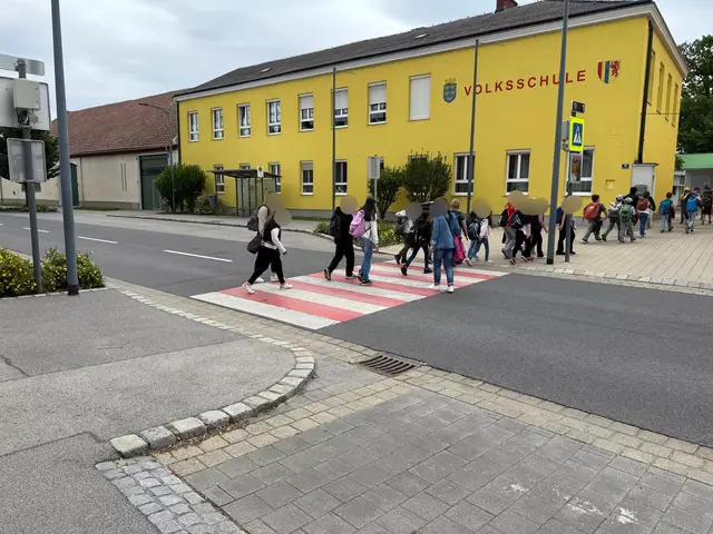 Die Eltern der 56 Volksschulkinder fordern mehr Sicherheit - denn es wird immer mehr Verkehr in der kleinen 1000-Einwohner-Gemeinde. | Foto: Alexander Paulus