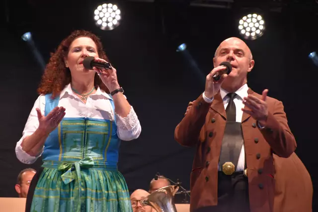 Das Gesangsduo der Egerländer Musikanten: Katharina Braha und Nik Lores.  | Foto: Barbara Fluckinger