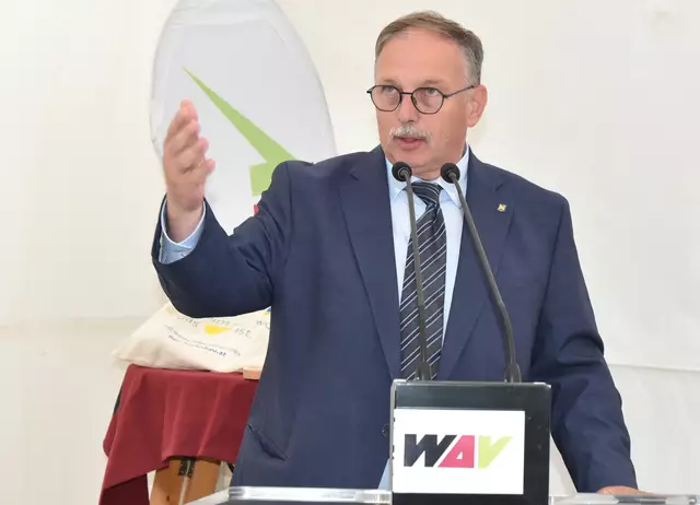 Landtagsabgeordneter Richard Hogl hob hervor, wie wichtig leistbares Wohnen trotz schwieriger Rahmenbedingungen ist.  | Foto: Herbert Schleich