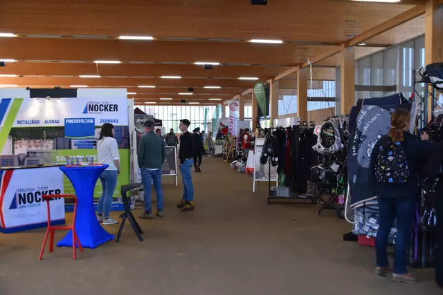 Besucher erwartete auch eine Halle mit Ausstellern für Gegenstände rund ums Pferd.  | Foto: Barbara Fluckinger