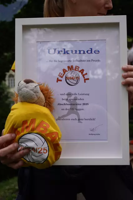 Auch die Maskottchen der Teams bekamen ein T-shirt der Stadt.  | Foto: Alicia Martin Gomez