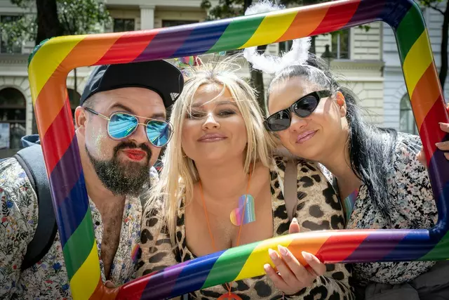  Zu den Highlights zählen das Eröffnungskonzert mit dem Schmusechor, die Eröffnung eines queeren Bücherschranks, ein queerer Kinoabend mit dem Film Erik &amp; Erika sowie die Teilnahme an der Regenbogenparade und dem Pride Run. | Foto: Sarah Bruckner