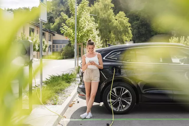 Ein Automobil, das am Stecker hängt, ist längst keine Seltenheit mehr. E-Mobilität ist dabei nur einer der Trends, der die Zukunft der Autoindustrie bestimmt. | Foto: Adope Stock