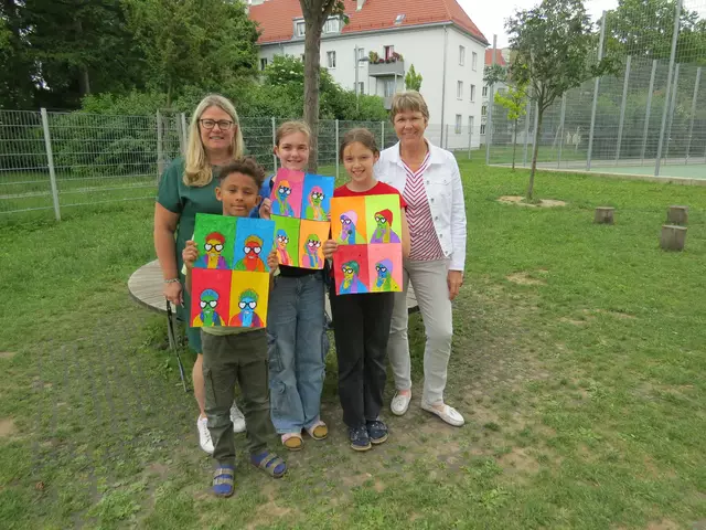 Romana Haitzer (li.) und Direktorin Arabella Heimberger (re.) mit den Schulkindern Lukas, Hana und Johanna, die ihre Werke für die Zaunaustellung präsentieren. | Foto: Sabine Krammer