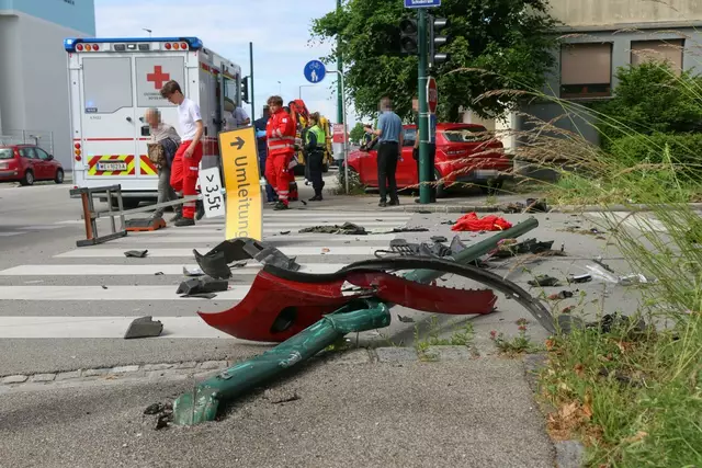 Eine 59-jährige Fußgängerin wurde in Wels-Pernau von einem Auto erfasst, nachdem dieses aufgrund eines Ausweichmanövers von der Straße abgekommen war. | Foto: laumat.at