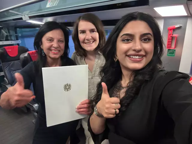 Live aus dem Zug: die Salzburger Preisträgerinnen des Europa Staatspreises 2025 in der Kategorie "Innovatives Europa": Gritlind Kettl (v.l.), Gabriela Tahir, Pirija Sharma. | Foto: Land Salzburg