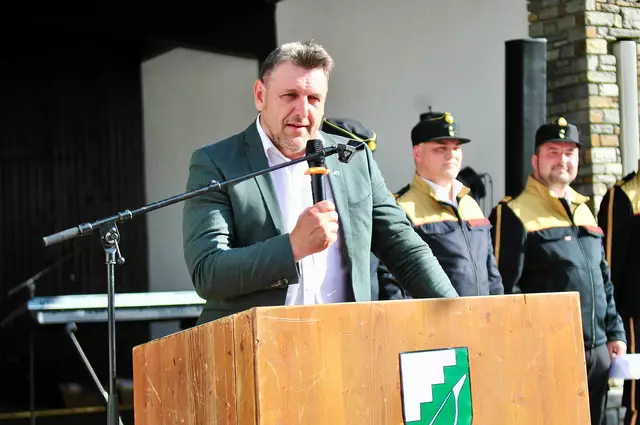 Bgm. Markus Haid gratulierte und dankte den Einsatzkräften für ihre Arbeit. | Foto: Hassl