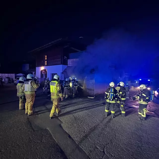 Starke Rauchentwicklung erschwerte die Löscharbeiten. | Foto: zoom.tirol