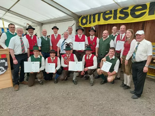 Die Kapellmeister mit Stabführer, Jury und Bgm. Gottfried Sperl nach der Urkundenverleihung für die Marschmusikwertung in Frojach.  | Foto: Anita Galler