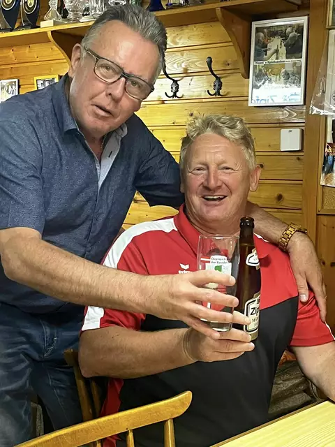 Zwei Peter Sommer am Bild, Namensgleichheit eines Anreiter Stockschützen, das mussten wir gleich nach dem Spiel feiern!