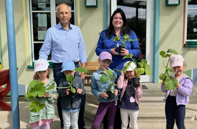 Bgm. Bernd Hermann brachte auch im Kinderhaus Kürbispflanzen vorbei | Foto: Kinderhaus Frauental