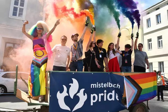 Drag Queen Candy Licious und Bürgermeister Erich Stubenvoll eröffnen die Pride Parade | Foto: Reitner/MeinBezirk