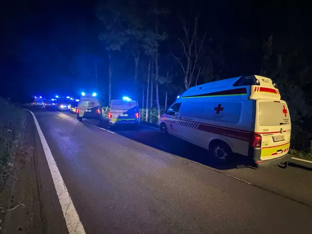 Fünf Einsatzwägen des Roten Kreuzes und weitere Einsatzkräfte waren am Unfallort auf der B70. | Foto: Rotes Kreuz/A. Zapfl