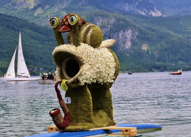 Jedes Jahr werden beim Narzissenfest kunstvolle Figuren aus tausenden Narzissen gestaltet. Im Bild: Schnecklock Holmes paffte seine Pfeife – seine Gestalter, das Team der Wiedleit’n und Freunde, freuten sich über Platz 1 in der Kategorie originellste Idee. | Foto: Maria Tiefenbacher-Schöndorfer, 2024