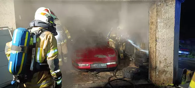 In der Garage entstand erheblicher Sachschaden | Foto: zoom.tirol