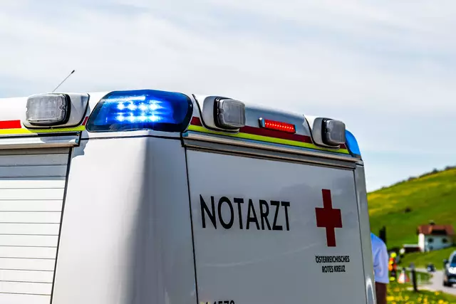 Die 20-Jährige wurde bei dem Unfall am 31. Mai 2025 verletzt. Ein Holzpfahl hatte sich durch ihre Windschutzscheibe gebohrt.  | Foto: TEAM FOTOKERSCHI / RAUSCHER