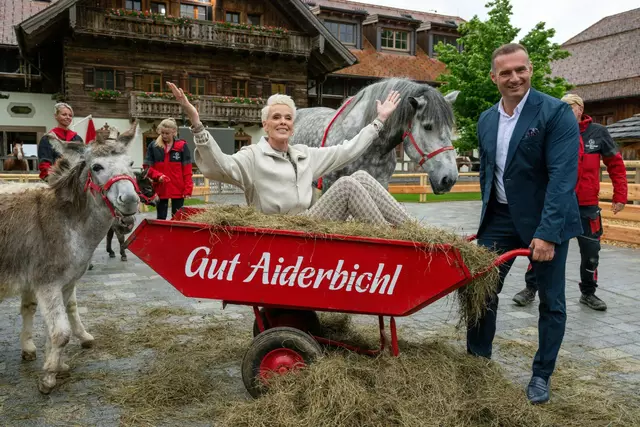 Die Schauspielerin Brigitte Nielsen mit Gut Aiderbichl Geschäftsführer Dieter Ehrengruber. | Foto: Gut Aiderbichl, Kerstin Joensson