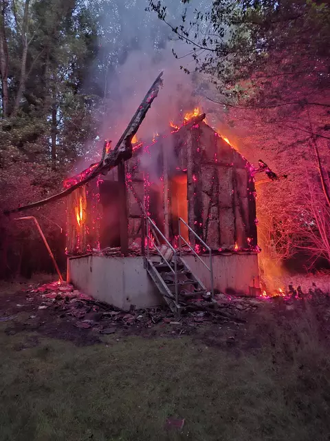 Das Häuschen am Modellflugplatz Enns, in dem WC- und Waschanlagen untergebracht sind, stand bereits vollständig in Flammen, als die Feuerwehr Enns eintraf. Warum das Feuer ausgebrochen ist, ist noch unklar.  | Foto: TEAM FOTOKERSCHI / FEUERWEHR ENNS