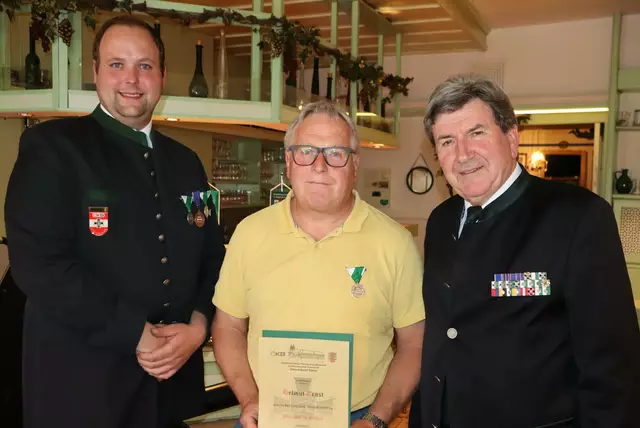 Ehre für einen Fleißigen: Vizeobmann Mario Kühweider, Helmut Ernst, Obmann Franz Hopfgartner (v.l.) | Foto: Gerhard Langmann