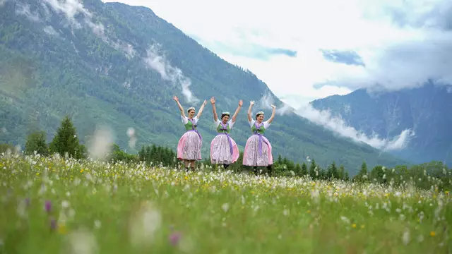 Blühende Stern-Narzissen verwandeln die Wiesen rund um Bad Aussee in ein weißes Blütenmeer. Im Bild mit den diesjährigen Narzissenhoheiten. | Foto: Stefan Schubert