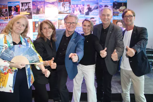 Vizebgm. Monika Langs, Veranstaltungsmanagerin Angela Kahr, Kulturreferent Hermann Mauritsch, Bürgermeisterin Bettina Bauernhofer, Kunsthausleiter Johann König und Altbgm. Erwin Eggenreich (v.l.) bei der 20-Jahr Feier im Kunsthaus Weiz. | Foto: MeinBezirk/Hofmüller