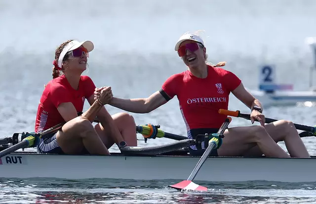 Lara Tiefenthaler mit ihrer Partnerin Louisa Altenhuber bei den Olympischen Spielen in Paris. (Archivbild) | Foto: Yara Nardi / REUTERS / picturedesk.com