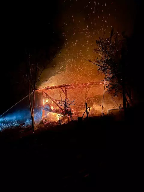 86 Feuerwehrleute löschten den Wirtschaftsgebäudebrand. | Foto: FF Köppling