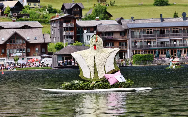 Jedes Jahr werden beim Narzissenfest kunstvolle Figuren aus tausenden Narzissen gestaltet.
Im Bild: 2024 ging die Nummer zwei in der Kategorie für die originellste Idee an das Grundlseer Kindergespenst. | Foto: Maria Tiefenbacher-Schöndorfer, 2024