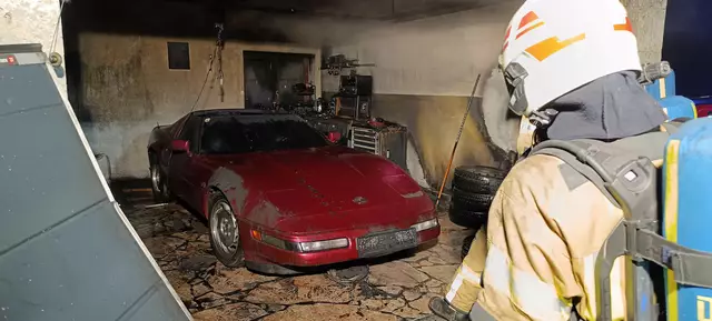 Ein Reifenstappel war in der Garage in Brand geraten. | Foto: zoom.tirol