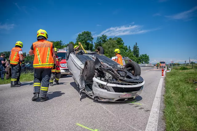 Das Auto der 78-Jährigen hat sich bei dem Unfall in Vorchdorf überschlagen und ist auf dem Dach liegend geblieben. Alle Personen konnten sich aus dem Fahrzeug befreien.  | Foto: TEAM FOTOKERSCHI