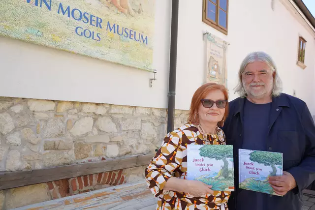 Ruth Moser und Heinz Janisch vor dem Erwin Moser Museum in Gols | Foto: Andrea Glatzer