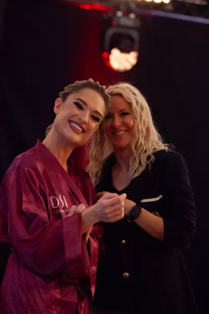Dancing Stars-Kolleginnen unter sich. Corinna Kamper wartet mit Simone Lugner auf ihr Turnier. | Foto: Regina Courtier
