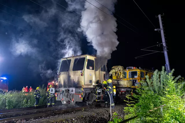 Ein Oberbauwagen eines Zuges auf der Phyrnbahnstrecke ist in der Nacht auf Samstag, 31. Mai 2025, in Brand geraten. Fünf Feuerwehren rückten aus, um das Feuer zu löschen. | Foto: TEAM FOTOKERSCHI & TEAM FOTOKERSCHI FEUERWEHR IRNDORF