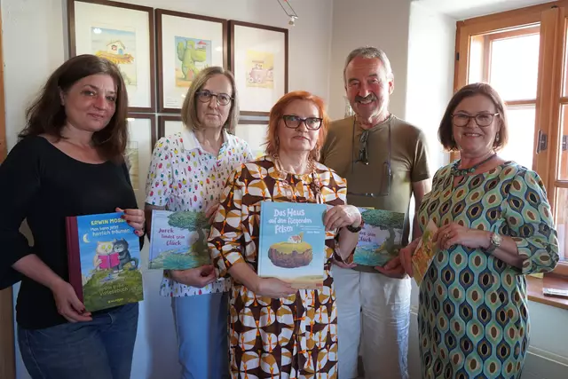 Ruth Moser (Bildmitte) mit dem Vorstandsmitgliedern von "Schaumamoi" aus Winden am See bei der Ausstellungseröffnung im Erwin Moser Museum in Gols: v.l.n.r. Gerda Fischbach, Rosalinde Kleemaier-Wetl, Josef Bader, Margit Paul-Kientzl | Foto: Andrea Glatzer
