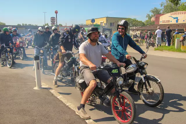 Da gehen Männerherzen auf: Die gemeinsame Jubiläumsausfahrt mit den Puchidos lockte rund 70 Oldtimermopedbesitzer und unzählige Fans nach St. Georgen. | Foto: Eckhart Herbe