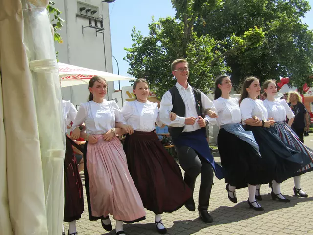 "Hahn im Korb" wird getanzt von der Jugend der Volkstanzgruppe Glasing.